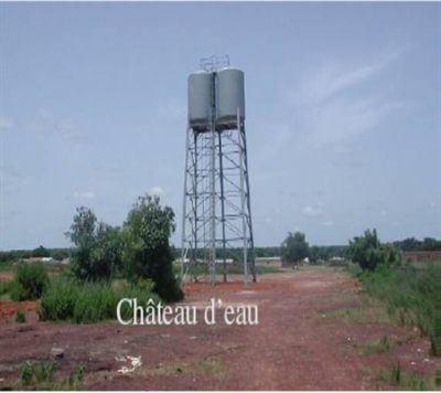 Château d'eau sur pylône métallique en zone rurale